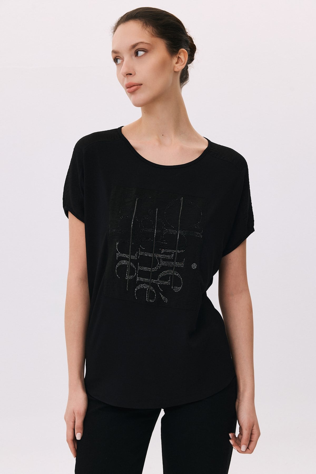 O Yaka Şerit Boncuk Detaylı Taş Peçli T-Shirt