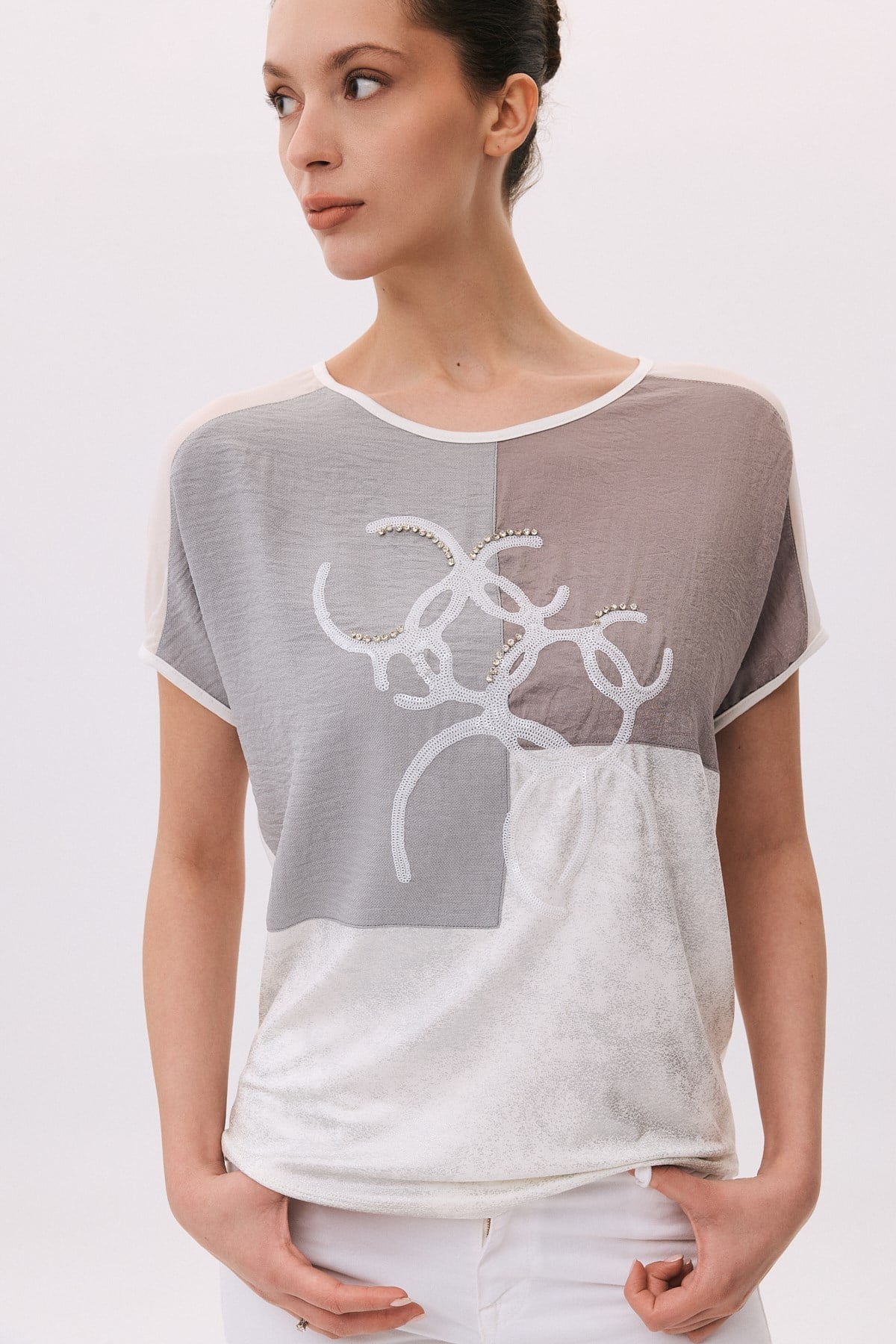 Omuzları Şifon Nakışlı Taş İşlemeli T-Shirt