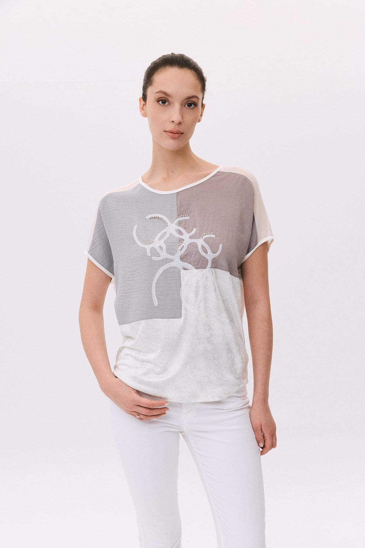 Omuzları Şifon Nakışlı Taş İşlemeli T-Shirt