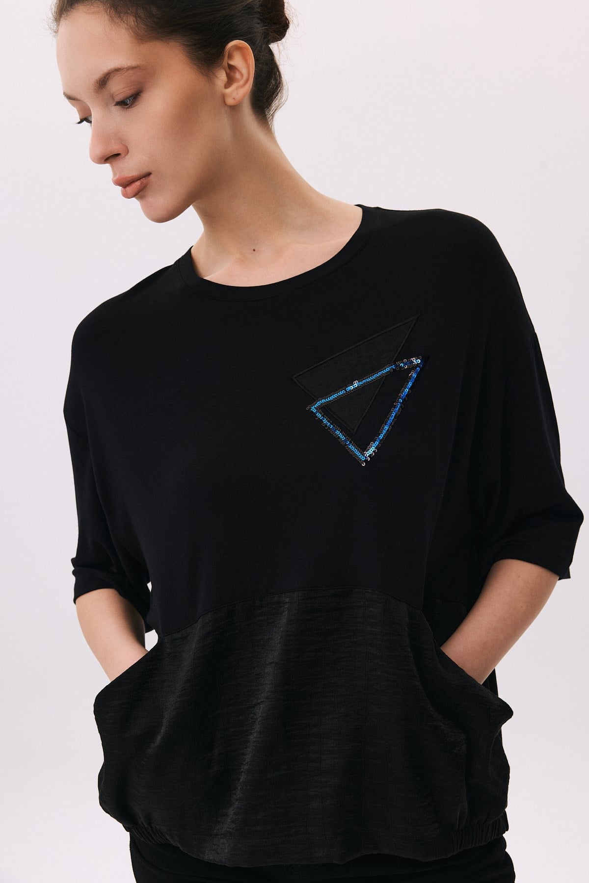 Önden Cepli Arkası Yırtmaçlı Üçgen Nakışlı T-Shirt