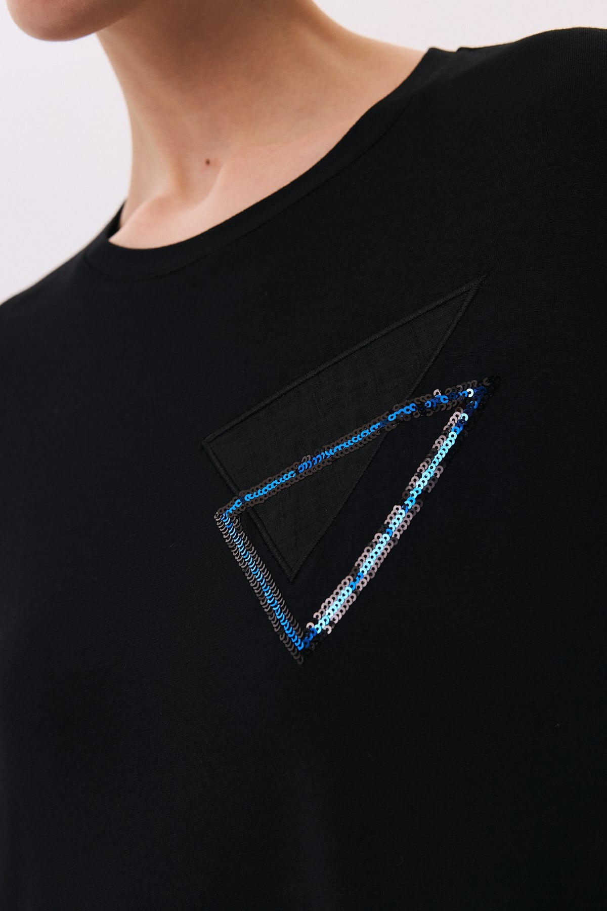 Önden Cepli Arkası Yırtmaçlı Üçgen Nakışlı T-Shirt