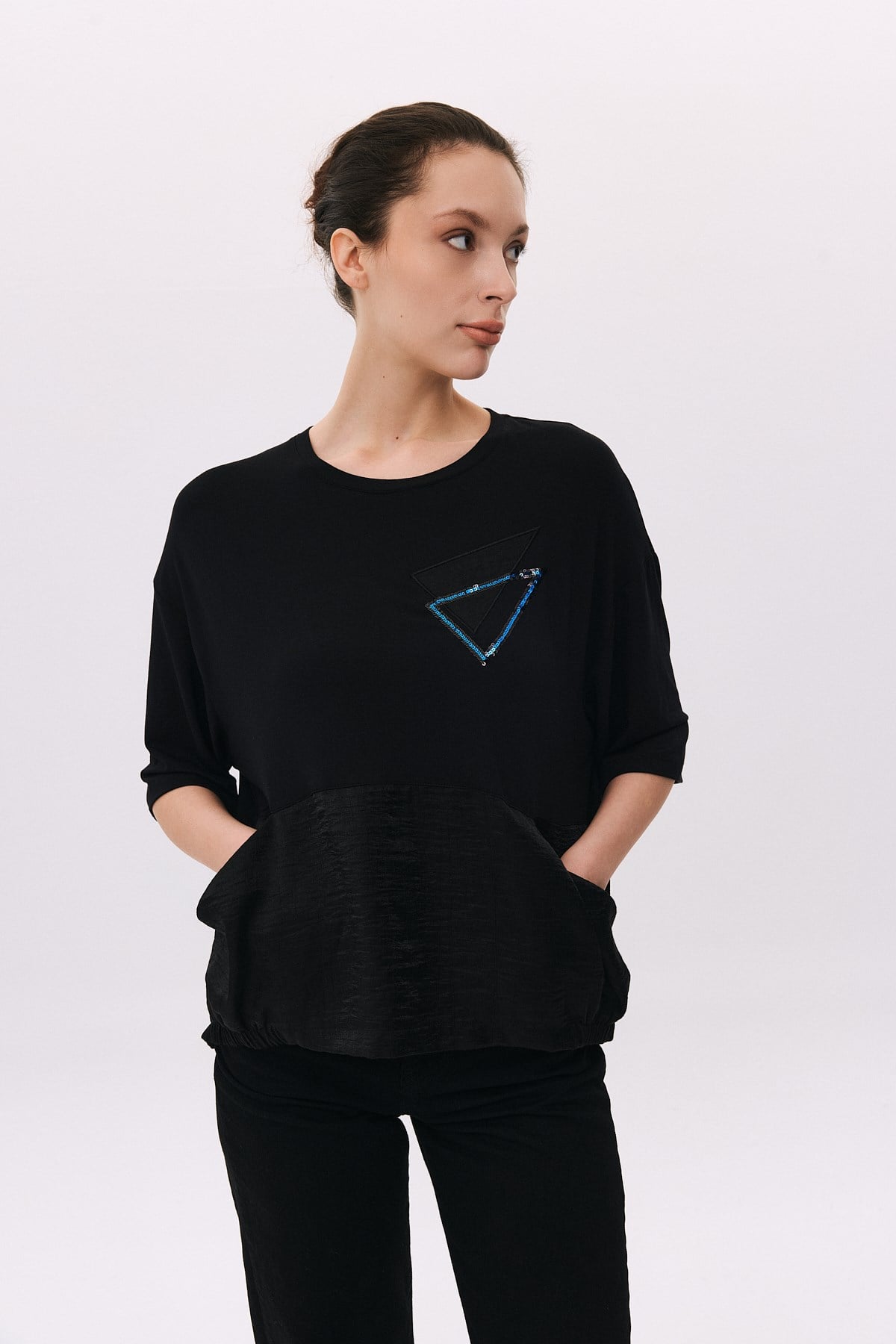 Önden Cepli Arkası Yırtmaçlı Üçgen Nakışlı T-Shirt