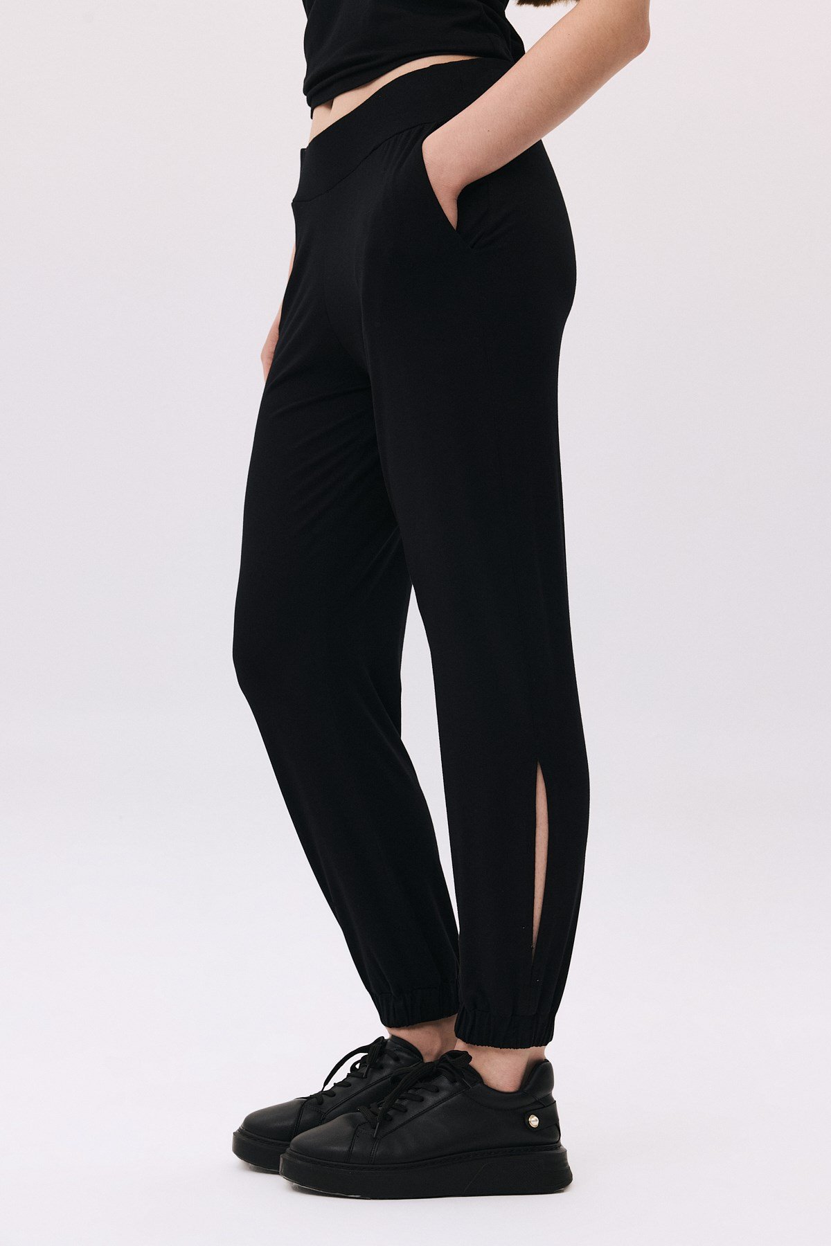 Paçası Yırtmaçlı Basic Pantolon