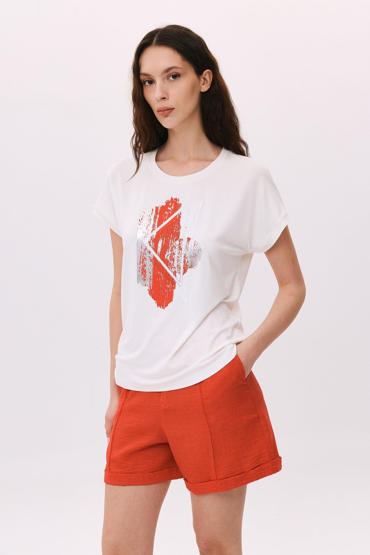 Payet Aplikeli Üçgen Varak Baskılı T-Shirt