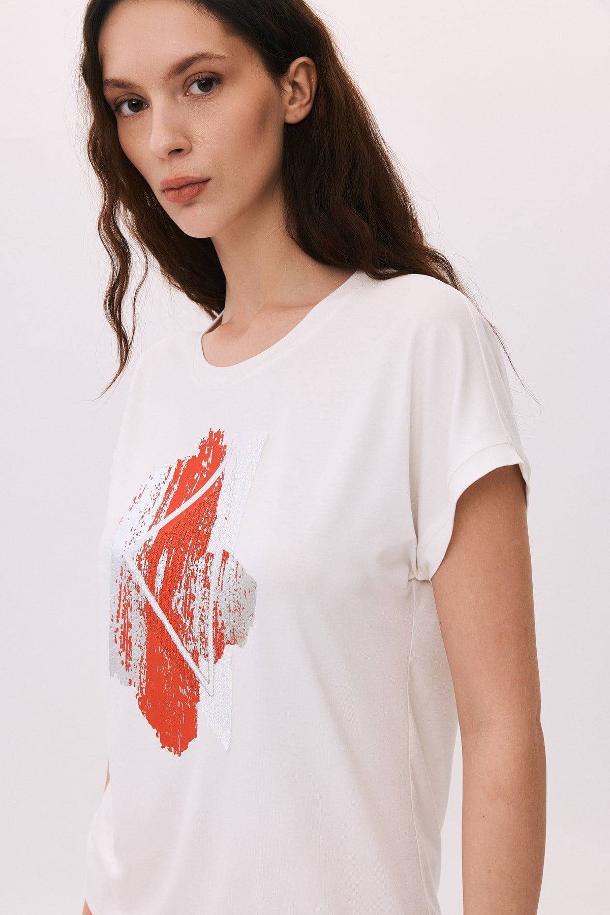 Payet Aplikeli Üçgen Varak Baskılı T-Shirt