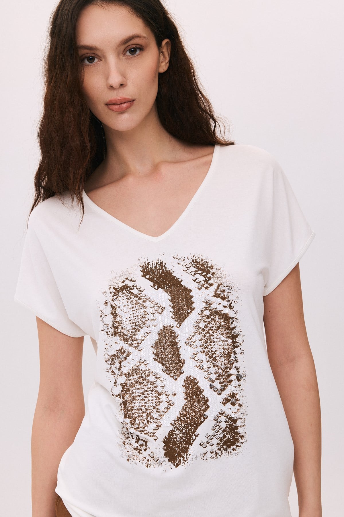 Payet Peçli Yılan Derisi Baskılı T-Shirt