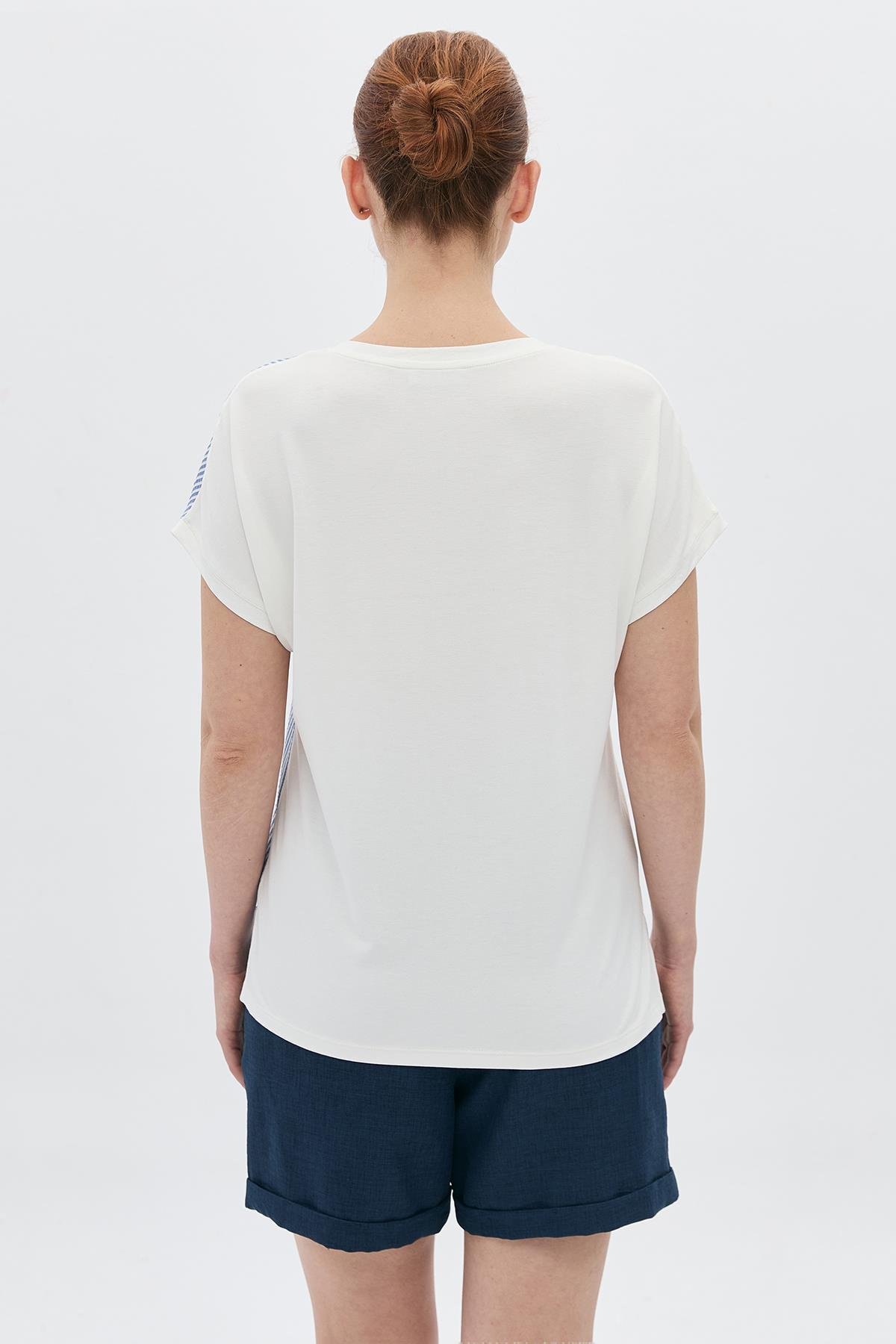 Peçli Taş Baskılı Çizgili Baskılı T-Shirt