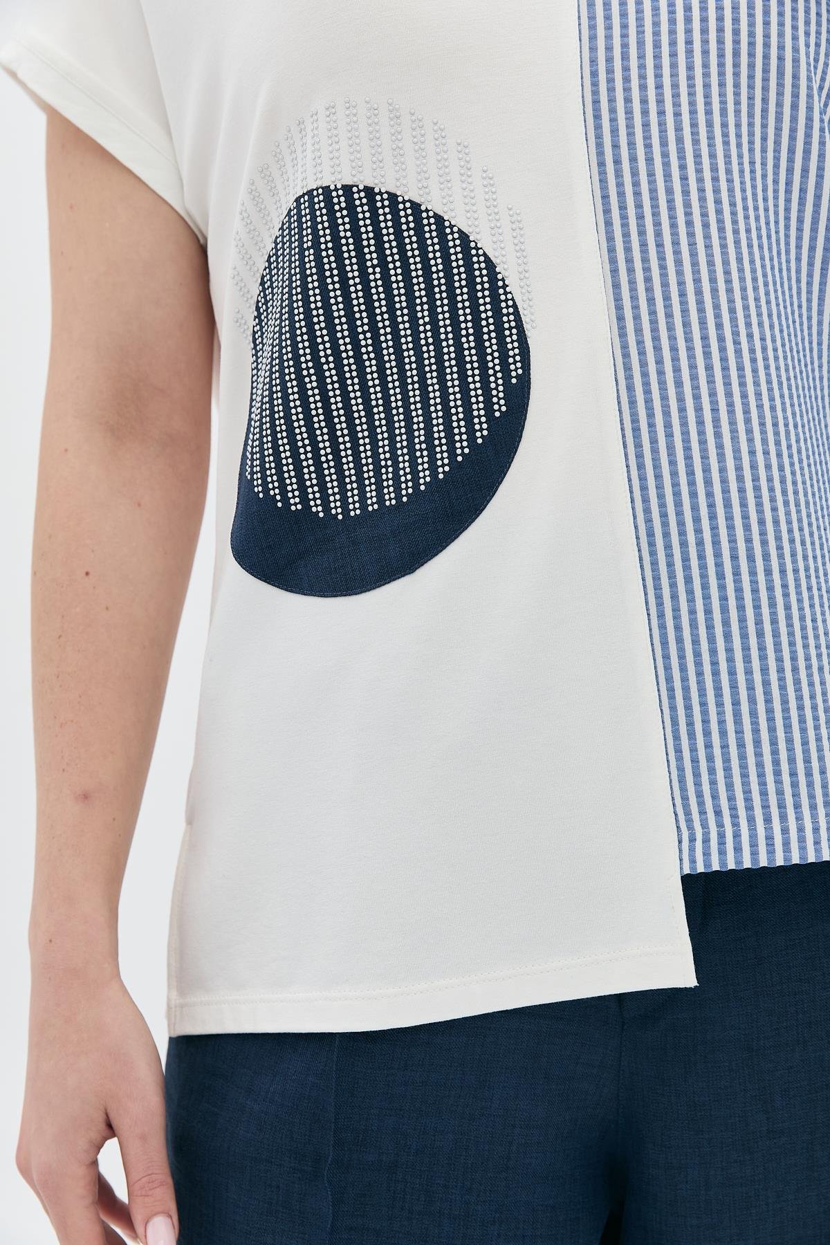 Peçli Taş Baskılı Çizgili Baskılı T-Shirt