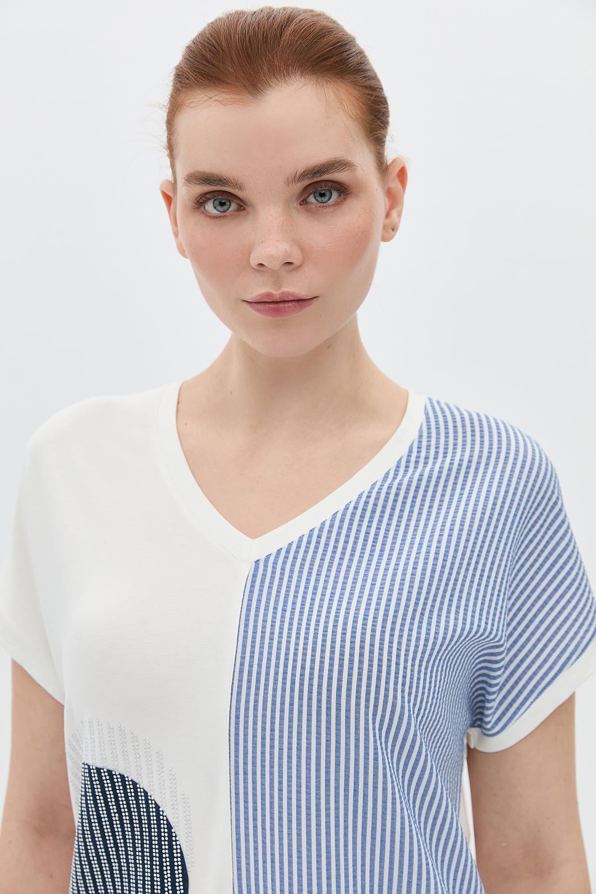 Peçli Taş Baskılı Çizgili Baskılı T-Shirt
