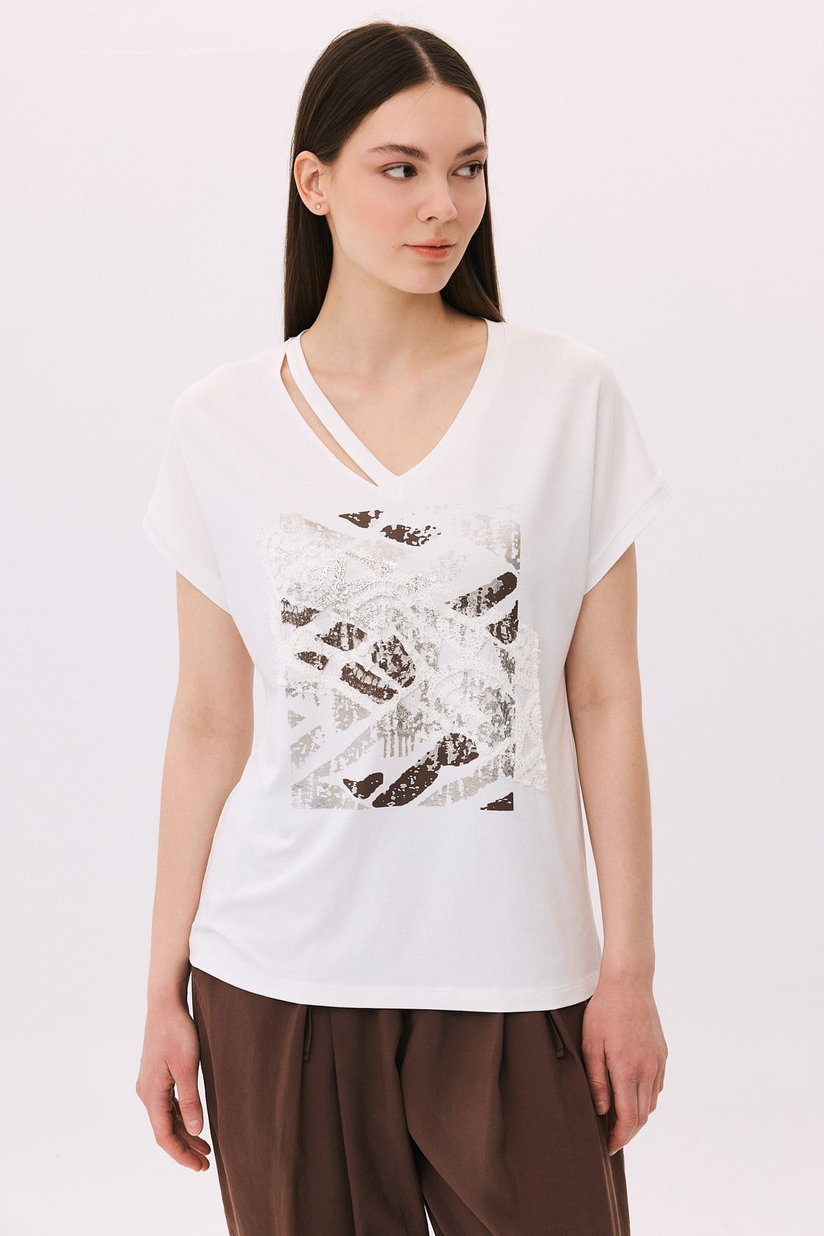 Pencereli V Yaka Dantelli Baskı Detaylı T-Shirt