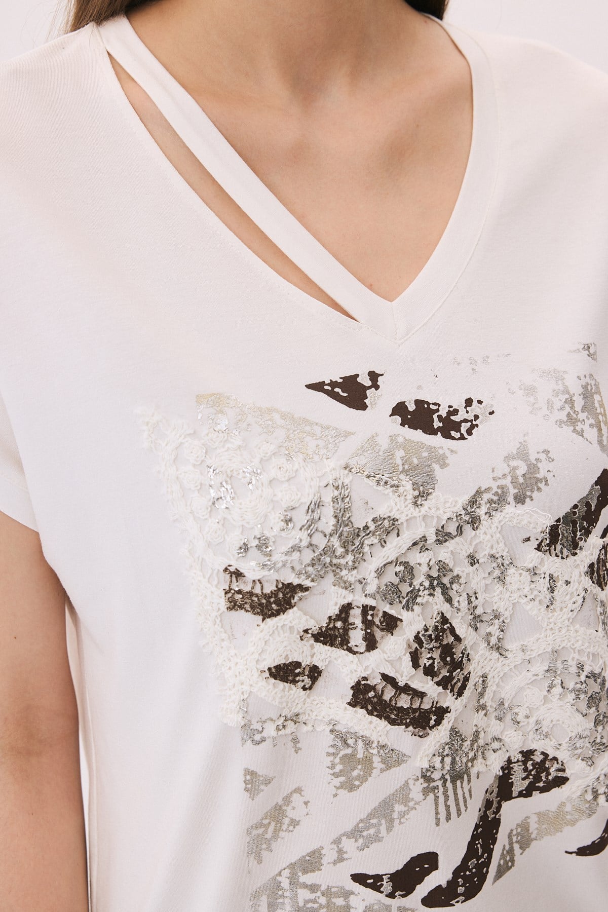 Pencereli V Yaka Dantelli Baskı Detaylı T-Shirt