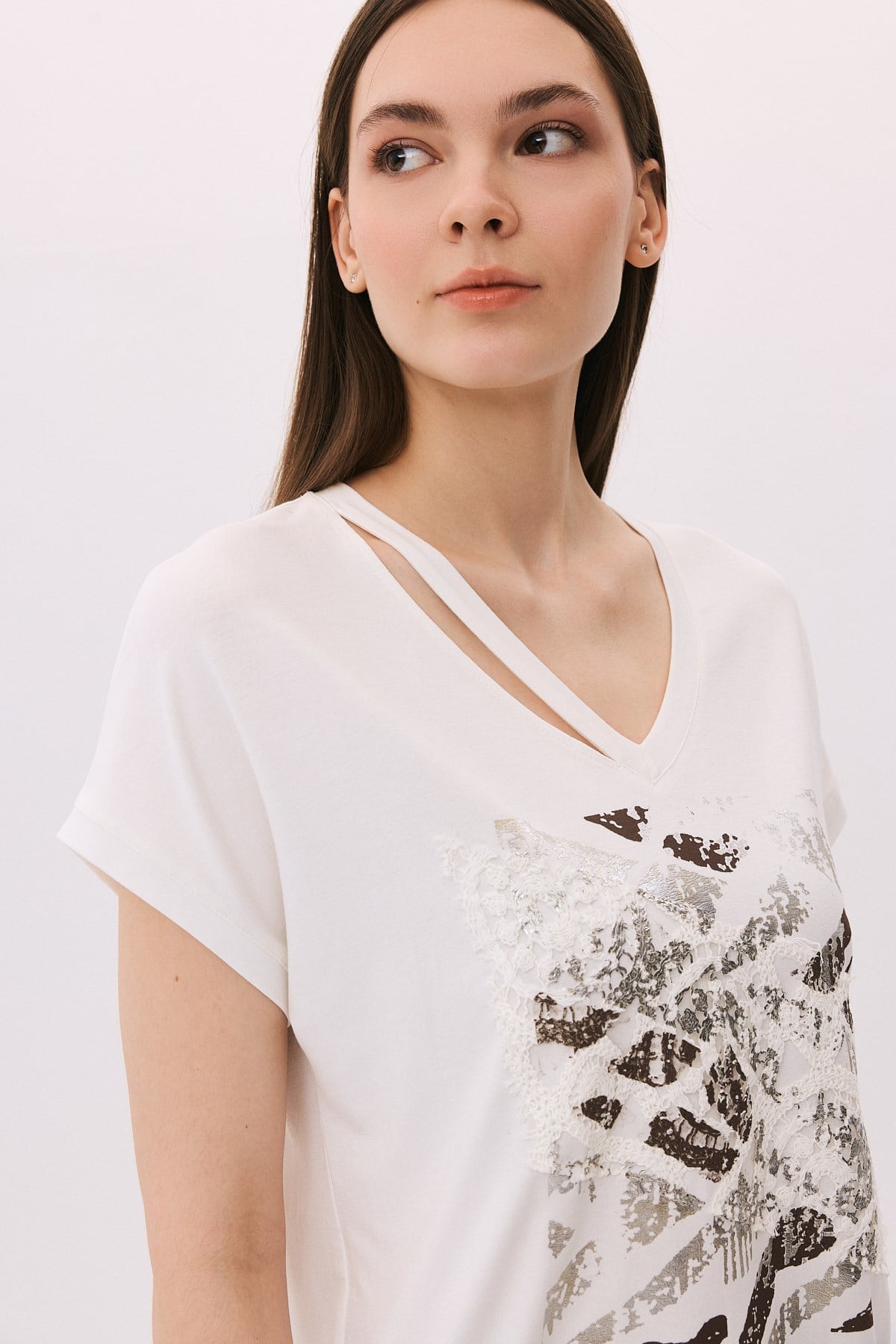 Pencereli V Yaka Dantelli Baskı Detaylı T-Shirt