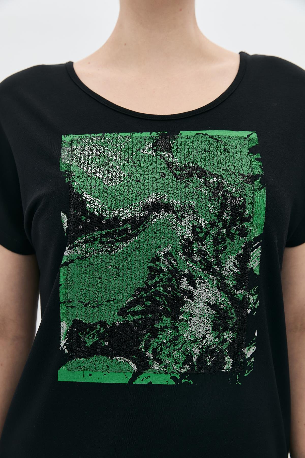 Sırtı Çapraz Payet Üstü Baskılı T-Shirt