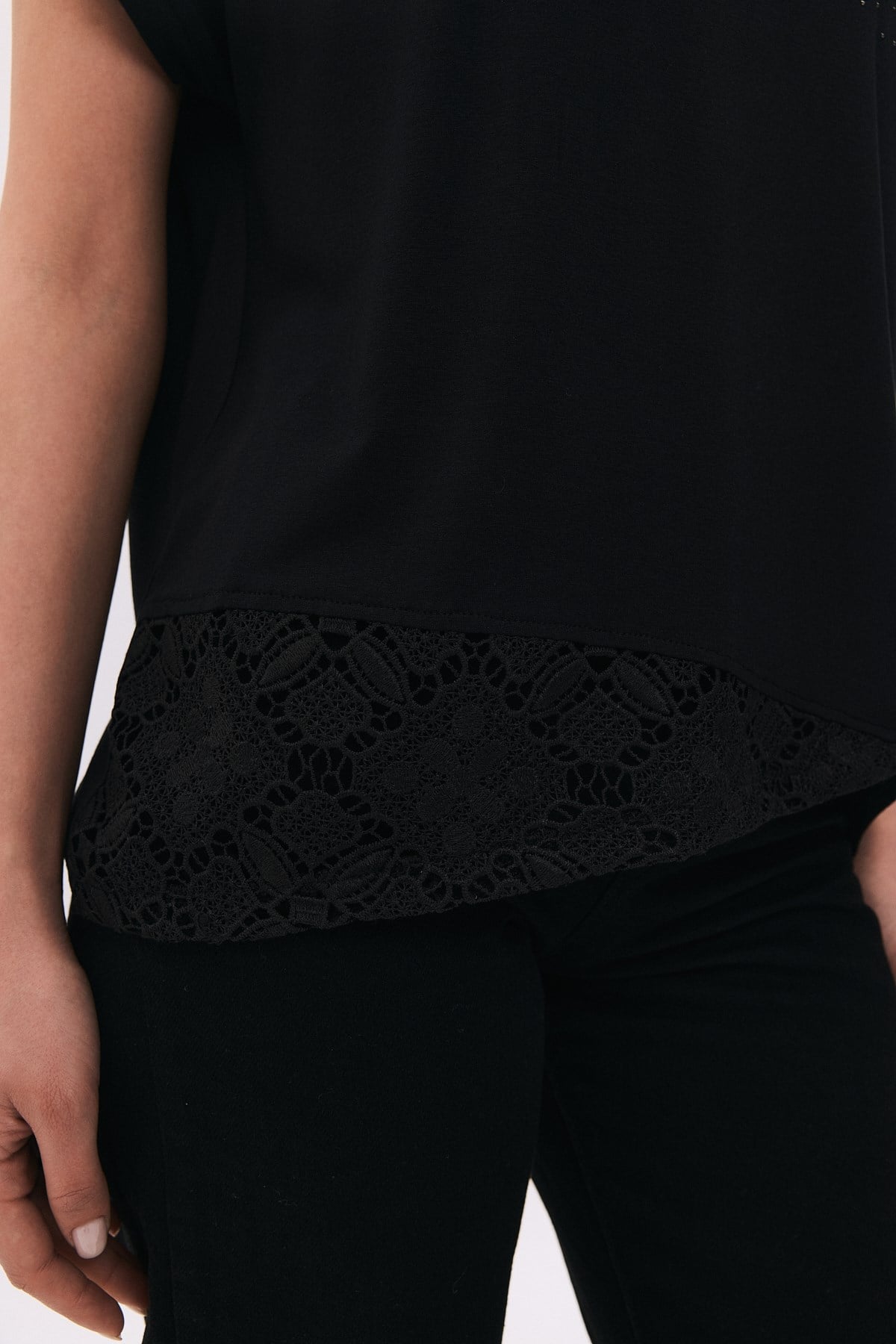 V Yaka Dantel Garnili Dağınık Taşlı T-Shirt