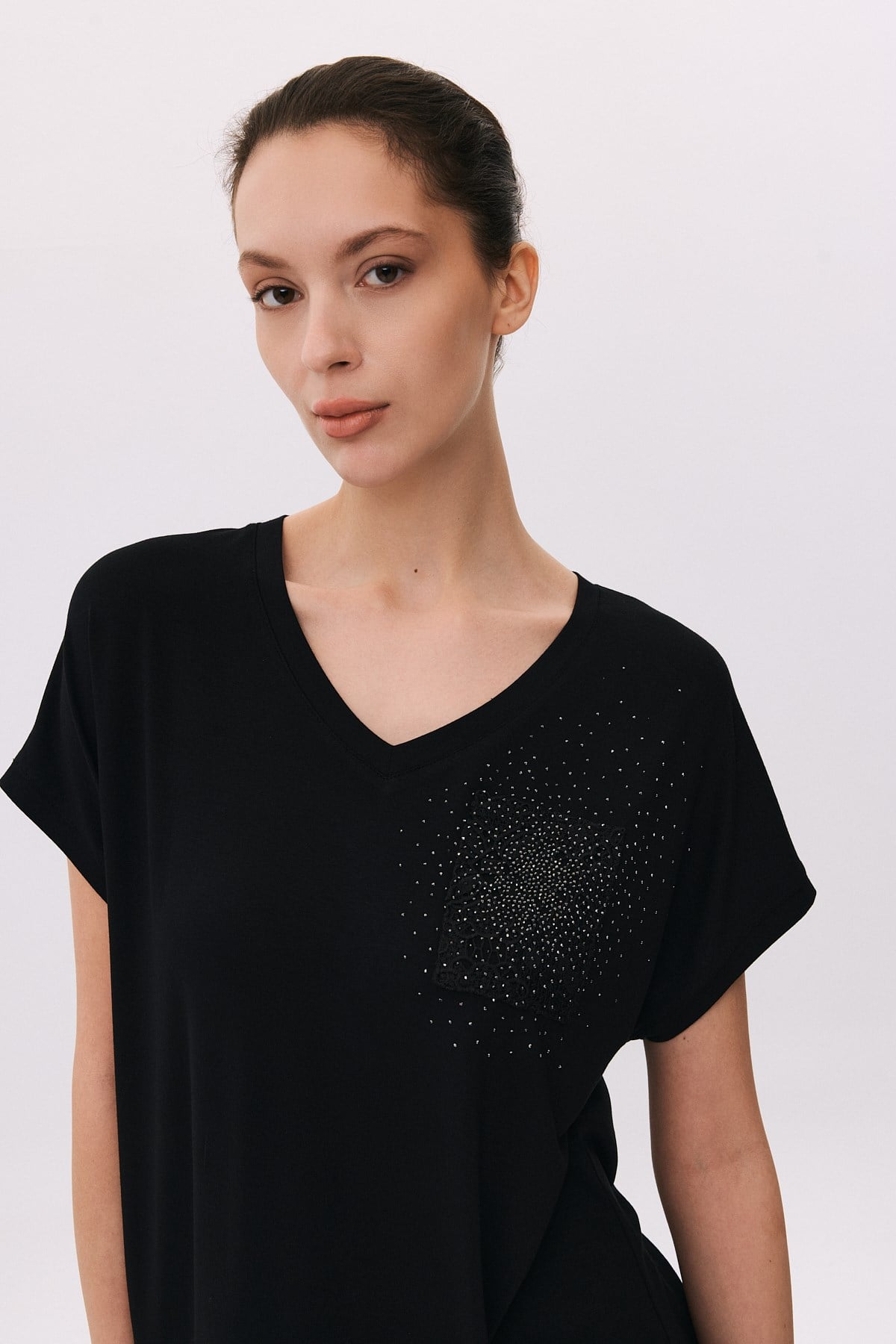 V Yaka Dantel Garnili Dağınık Taşlı T-Shirt