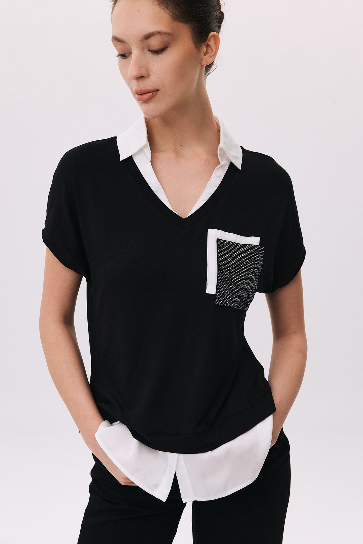 V Yaka Gömlekli Taş Cepli T-Shirt