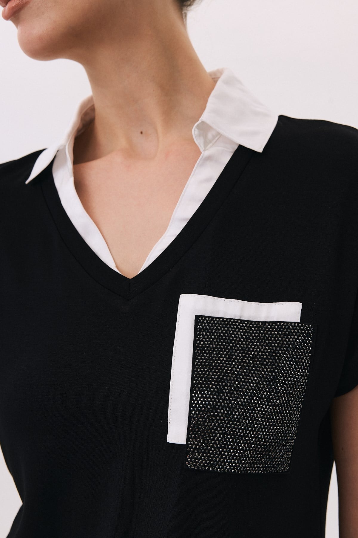 V Yaka Gömlekli Taş Cepli T-Shirt