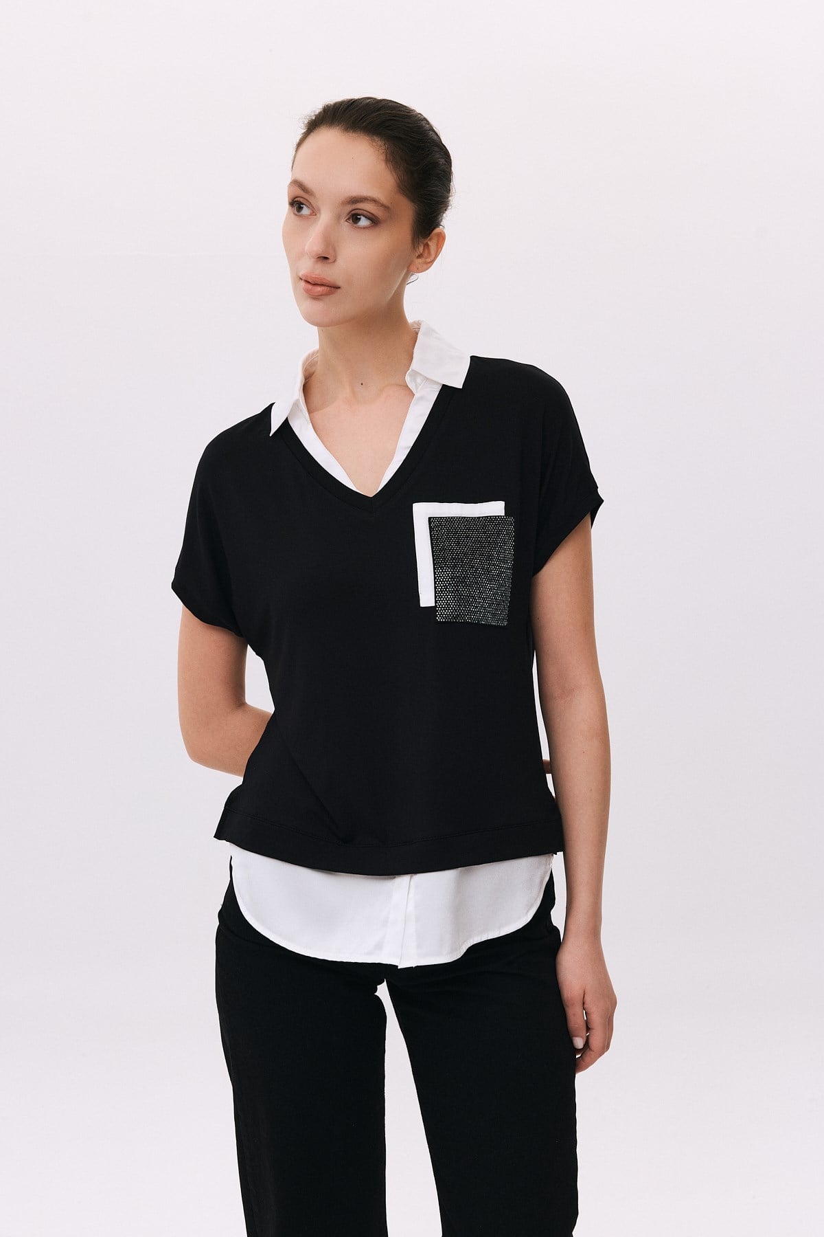 V Yaka Gömlekli Taş Cepli T-Shirt