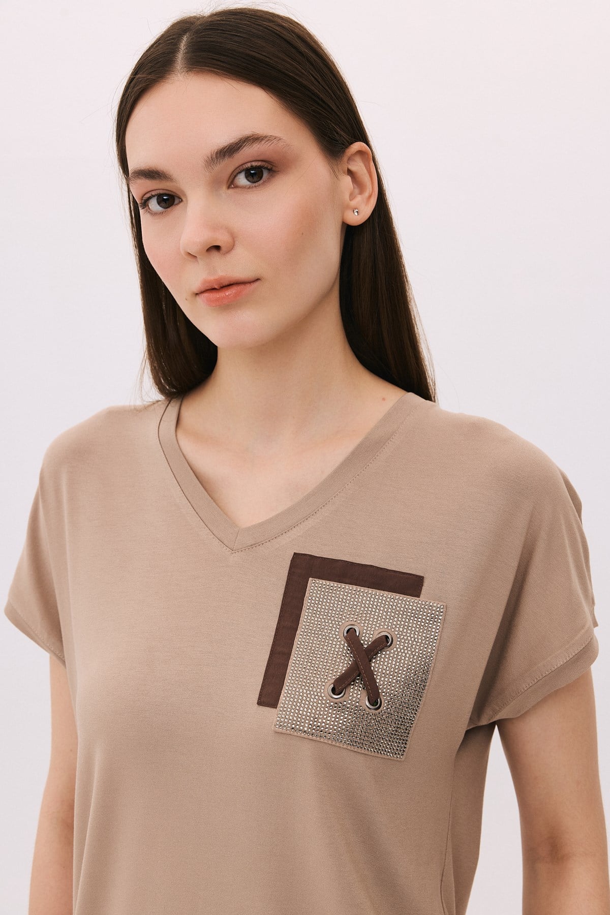 V Yaka Kuşgözü Cep Detaylı T-Shirt