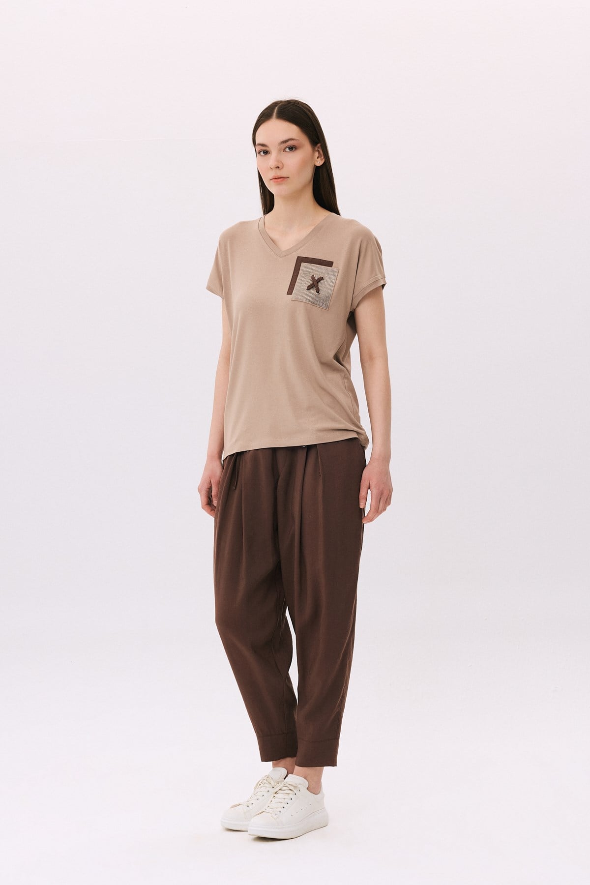 V Yaka Kuşgözü Cep Detaylı T-Shirt