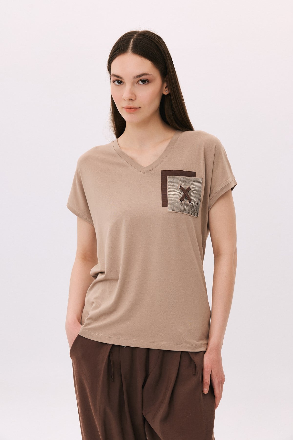 V Yaka Kuşgözü Cep Detaylı T-Shirt