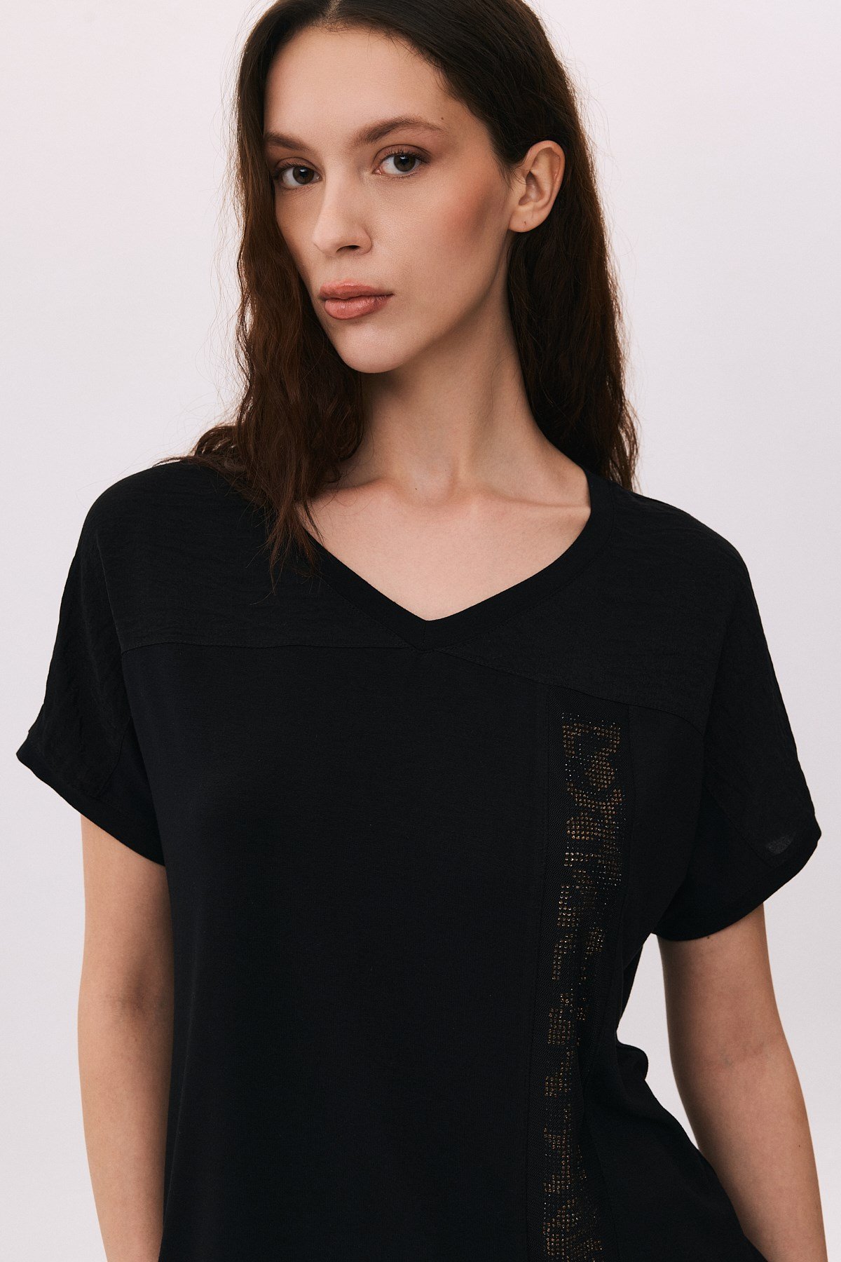 V Yaka Leopar Taş Detaylı T-Shirt