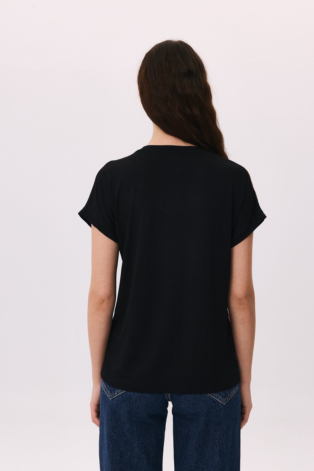 V Yaka Ön Küp Taşlı Dijital Baskılı T-Shirt