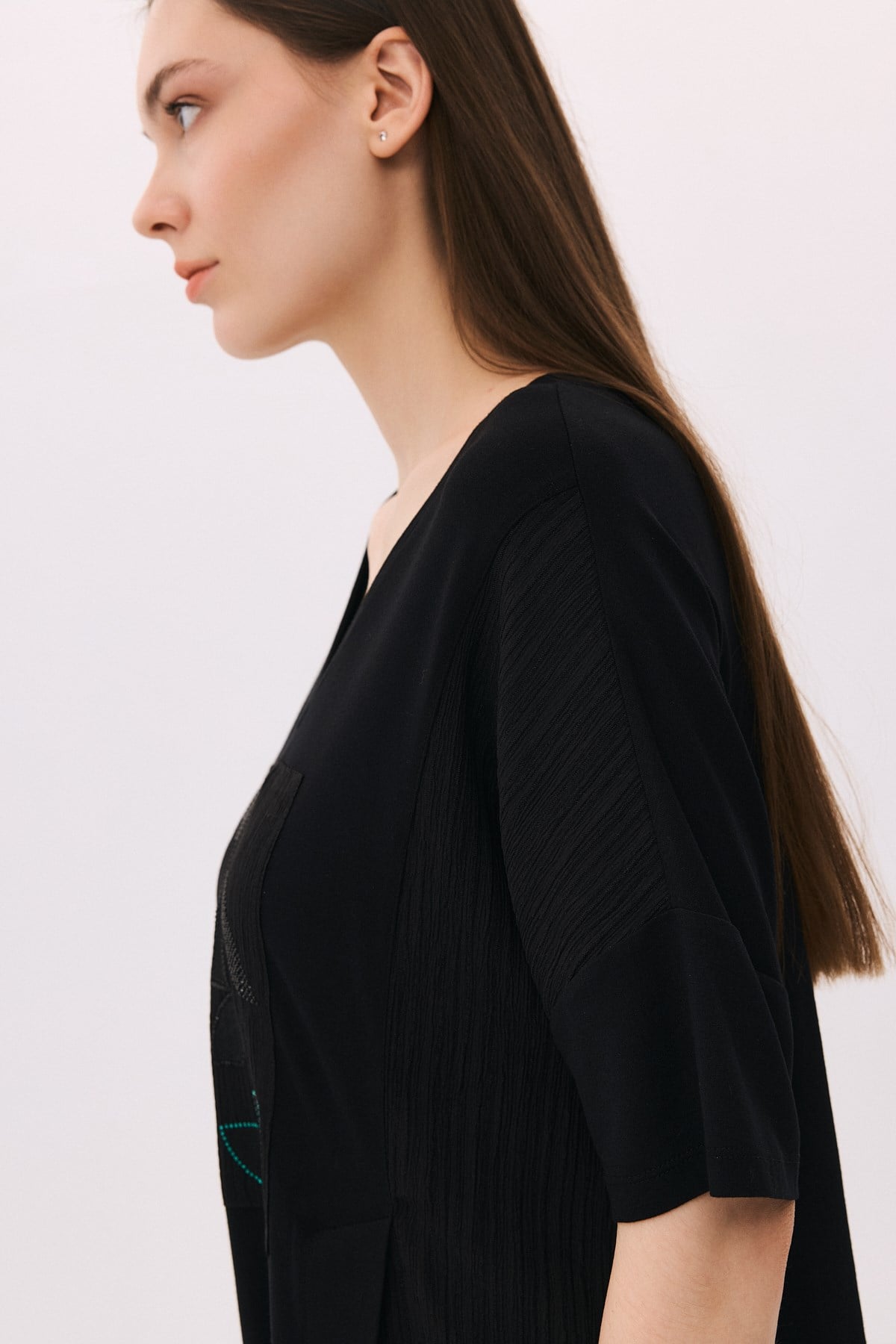 V Yaka Peçli Önden Yırtmaçlı Geometrik Taşlı T-Shirt