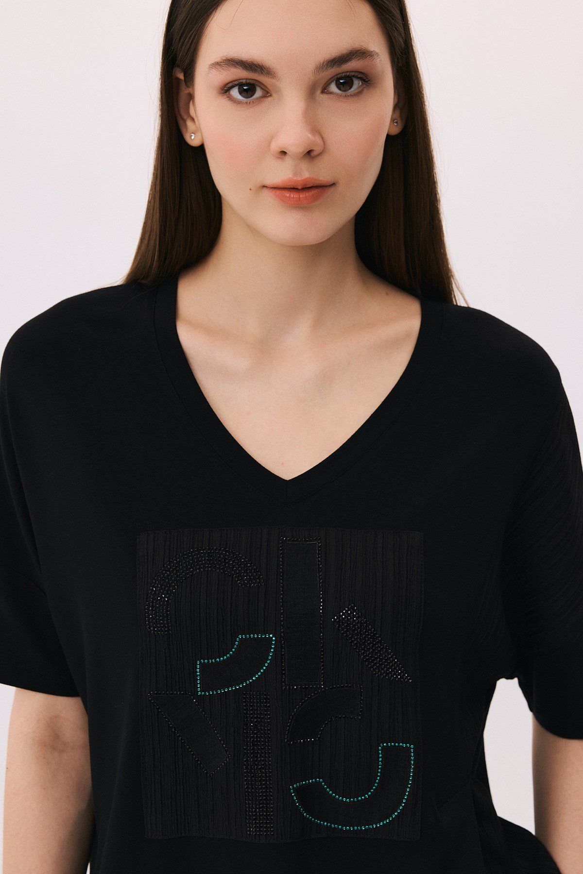 V Yaka Peçli Önden Yırtmaçlı Geometrik Taşlı T-Shirt