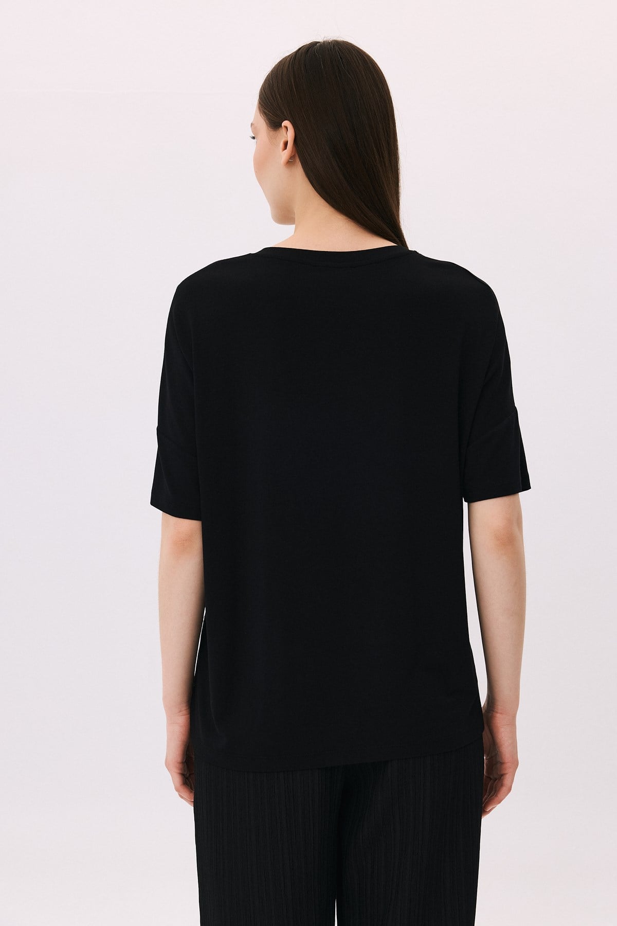 V Yaka Peçli Önden Yırtmaçlı Geometrik Taşlı T-Shirt