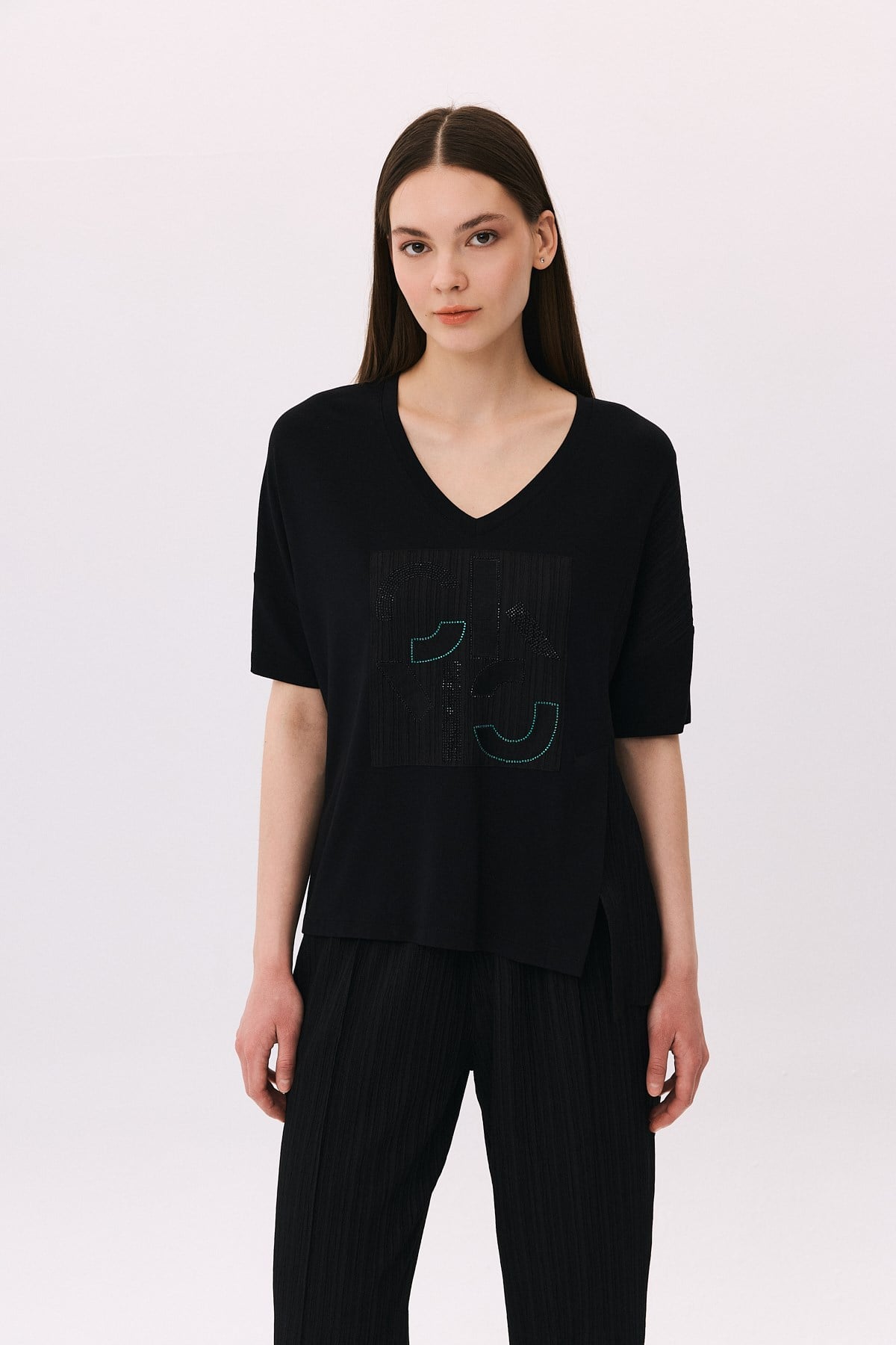 V Yaka Peçli Önden Yırtmaçlı Geometrik Taşlı T-Shirt