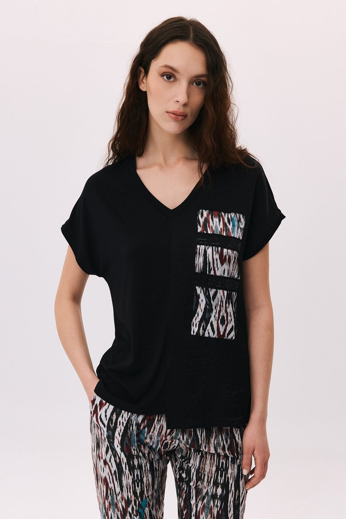 V Yaka Pencereli Dijital Parçalı Taş Detaylı T-Shirt