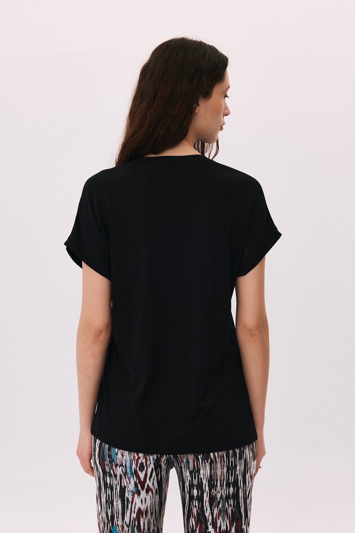 V Yaka Pencereli Dijital Parçalı Taş Detaylı T-Shirt
