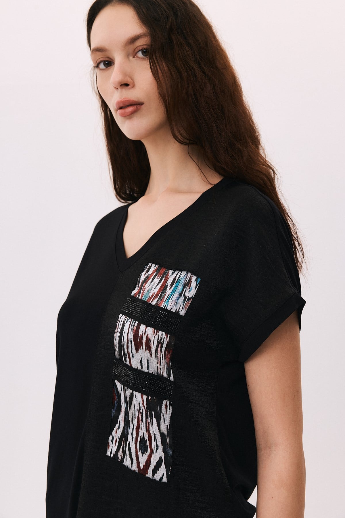 V Yaka Pencereli Dijital Parçalı Taş Detaylı T-Shirt