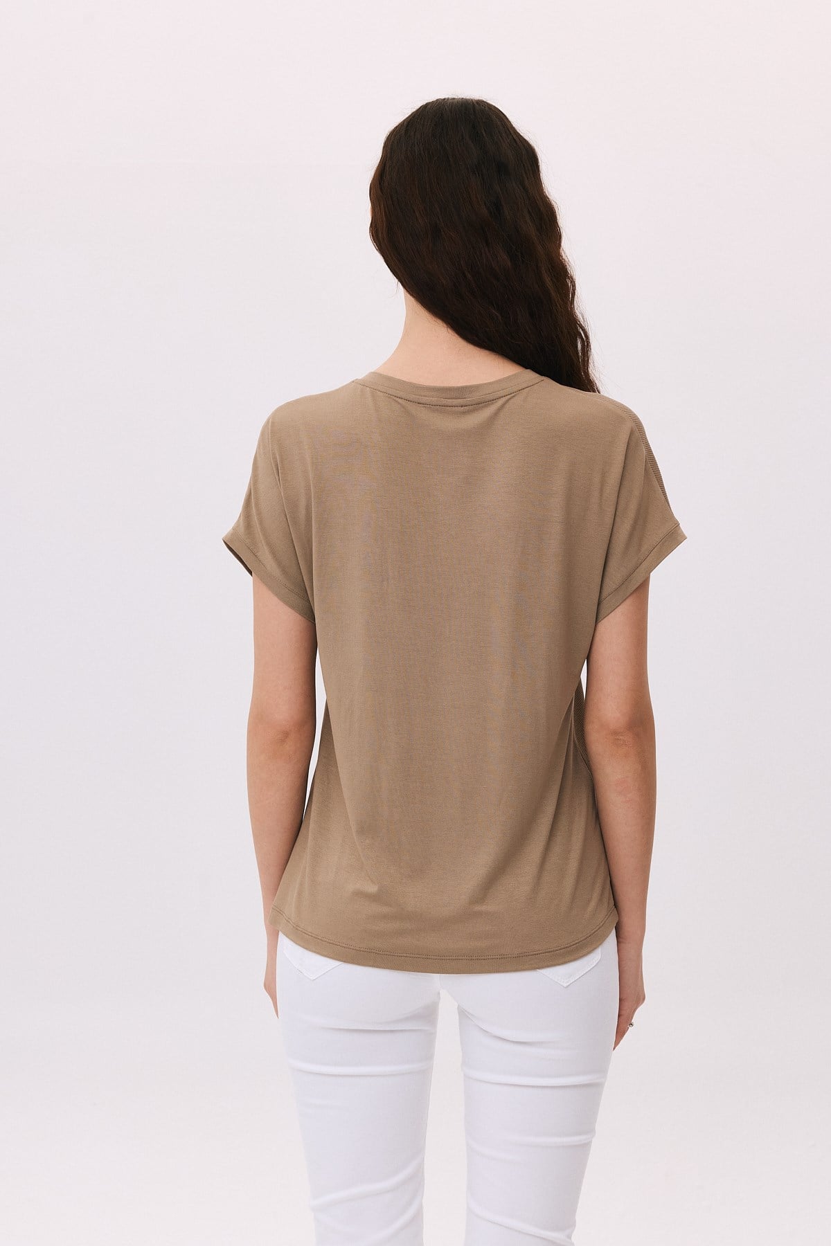 V Yaka Saten Garnili Taş Cepli T-Shirt