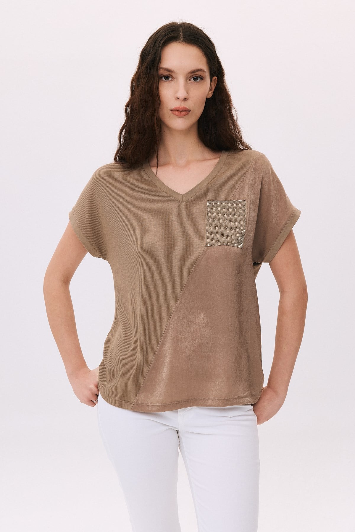V Yaka Saten Garnili Taş Cepli T-Shirt