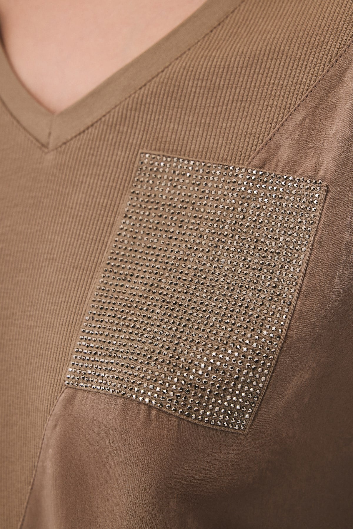 V Yaka Saten Garnili Taş Cepli T-Shirt