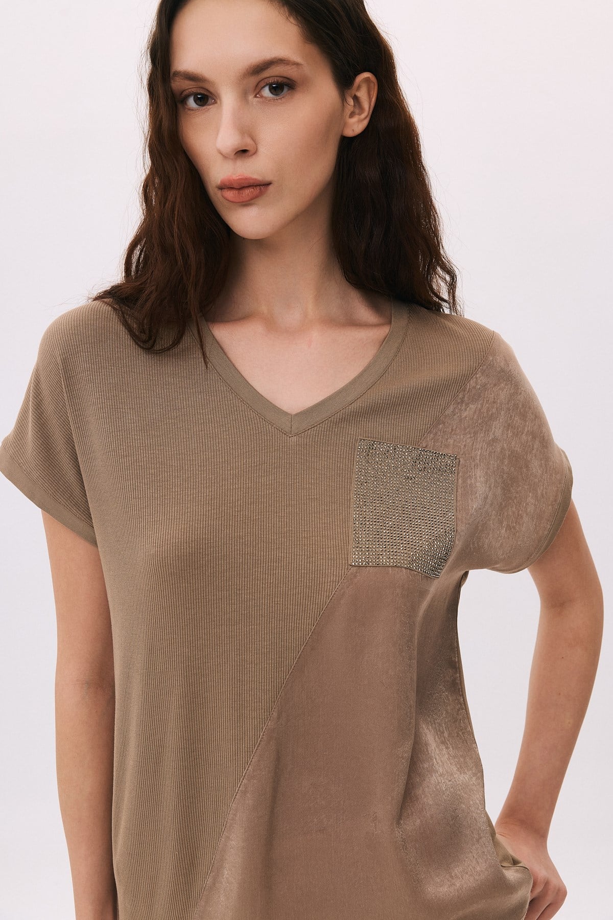 V Yaka Saten Garnili Taş Cepli T-Shirt