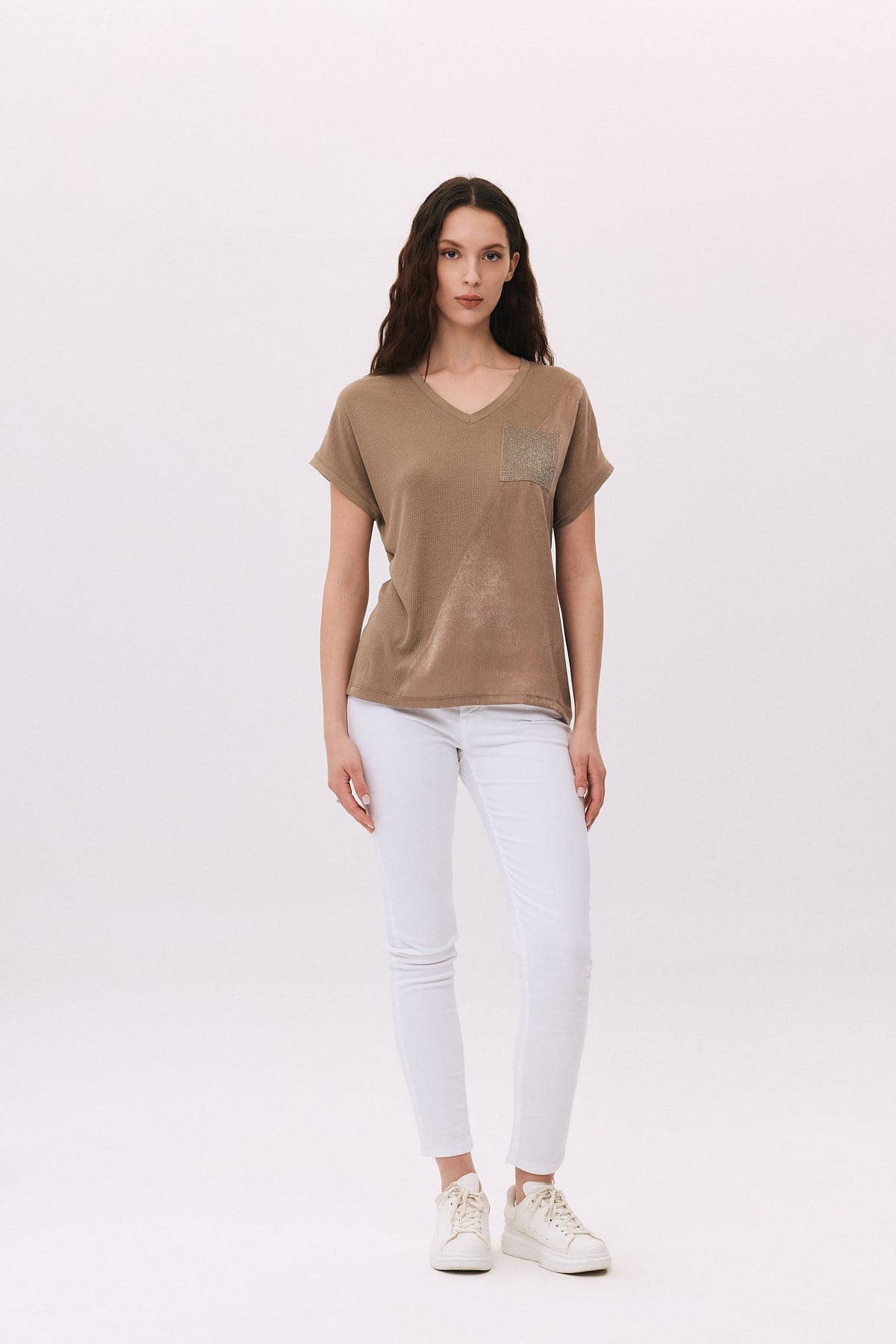V Yaka Saten Garnili Taş Cepli T-Shirt