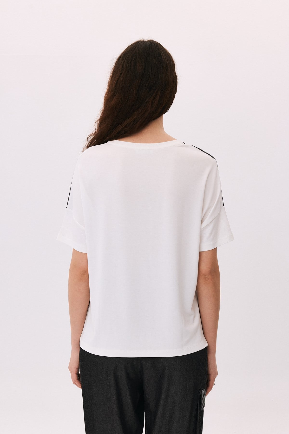 V Yaka Tensel Şerit Taşlı Yırtmaçlı T-Shirt