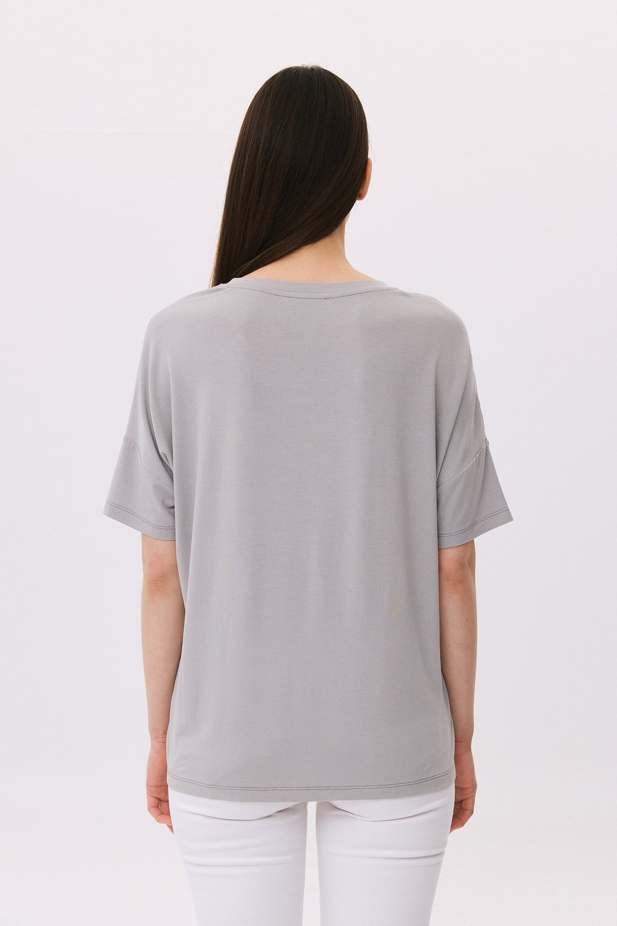 V Yaka Yırtma. Detaylı Taş Cepli T-Shirt