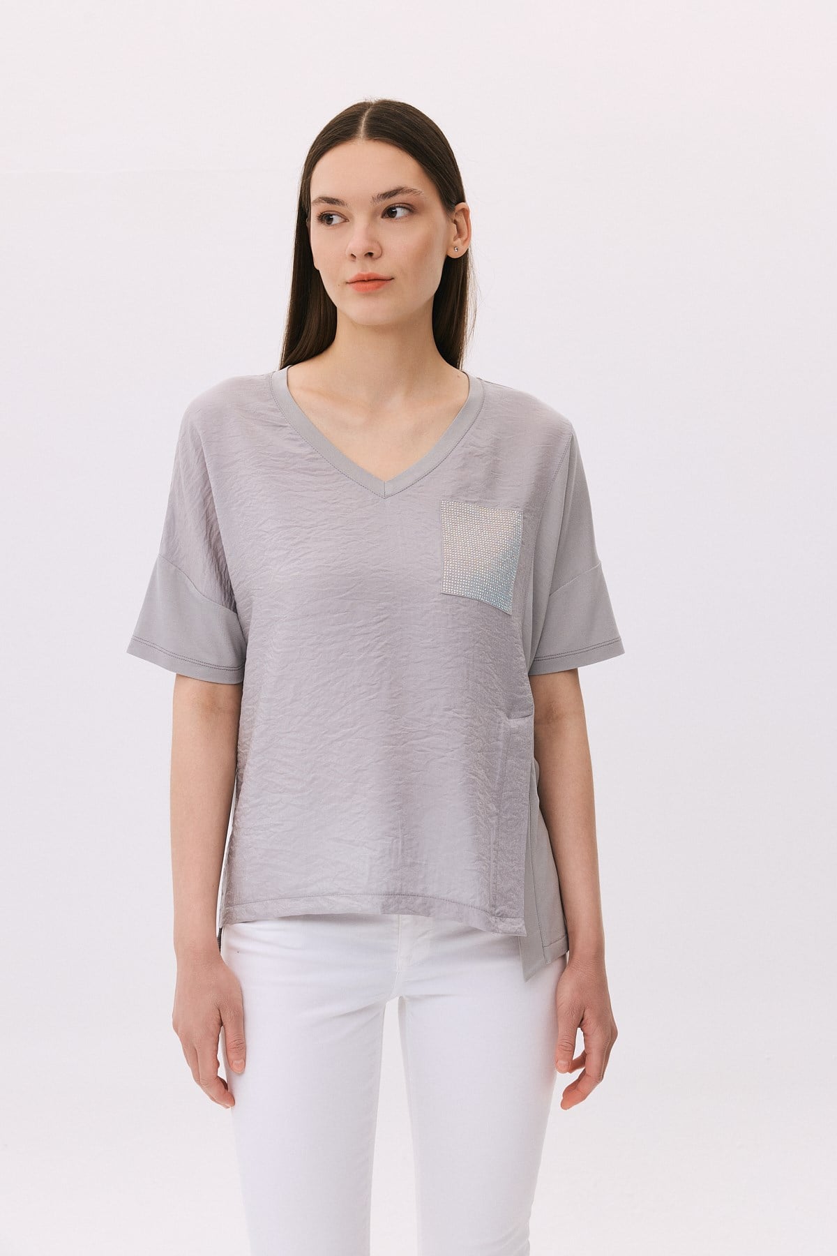 V Yaka Yırtma. Detaylı Taş Cepli T-Shirt