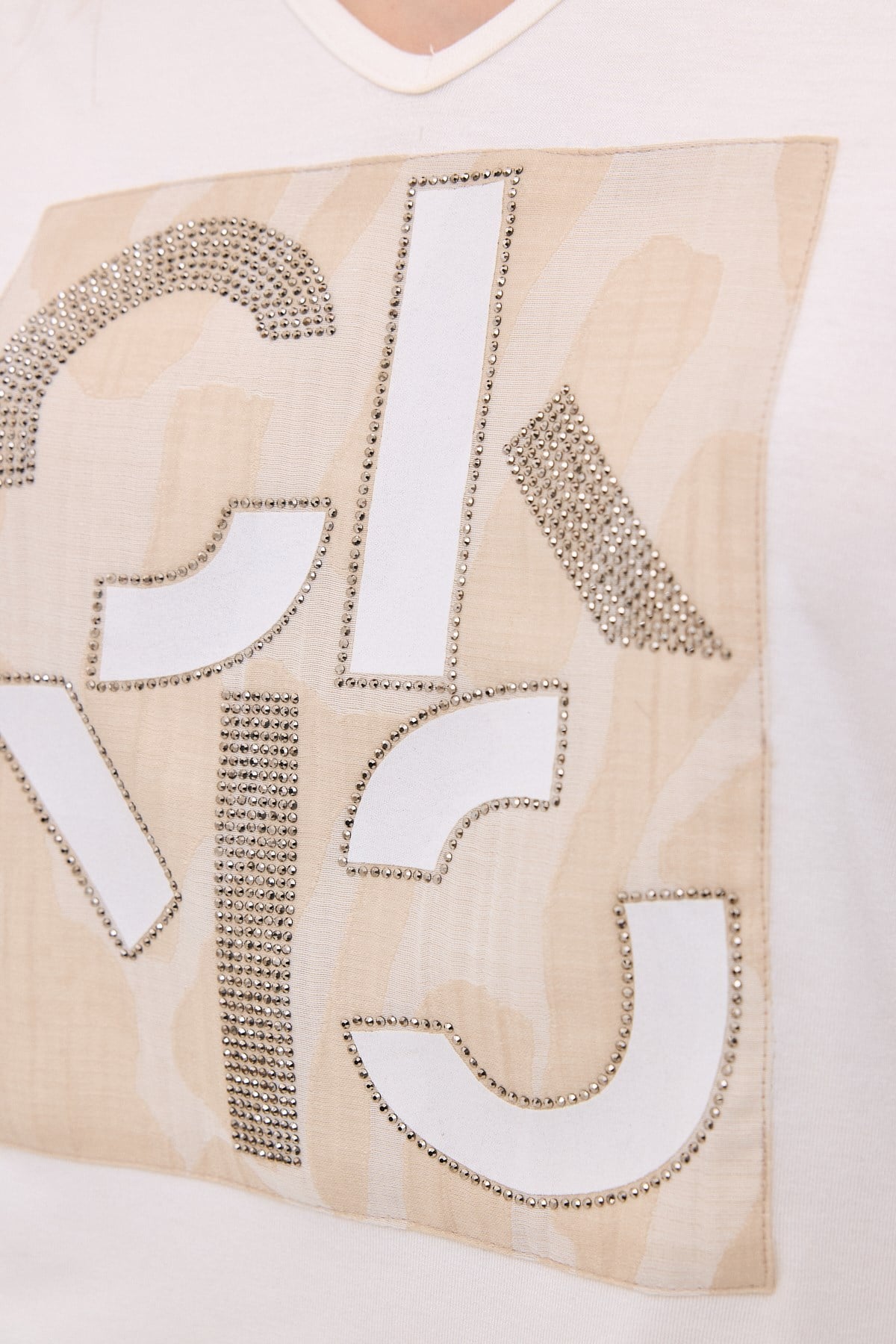 V Yakalı Peçli Geometrik Taşlı T-Shirt