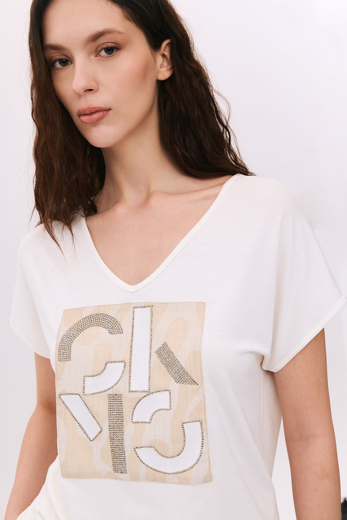 V Yakalı Peçli Geometrik Taşlı T-Shirt
