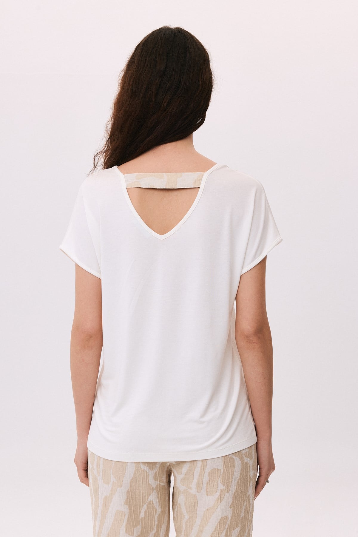 V Yakalı Peçli Geometrik Taşlı T-Shirt