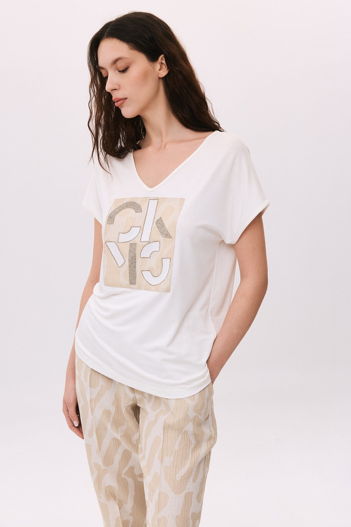 V Yakalı Peçli Geometrik Taşlı T-Shirt