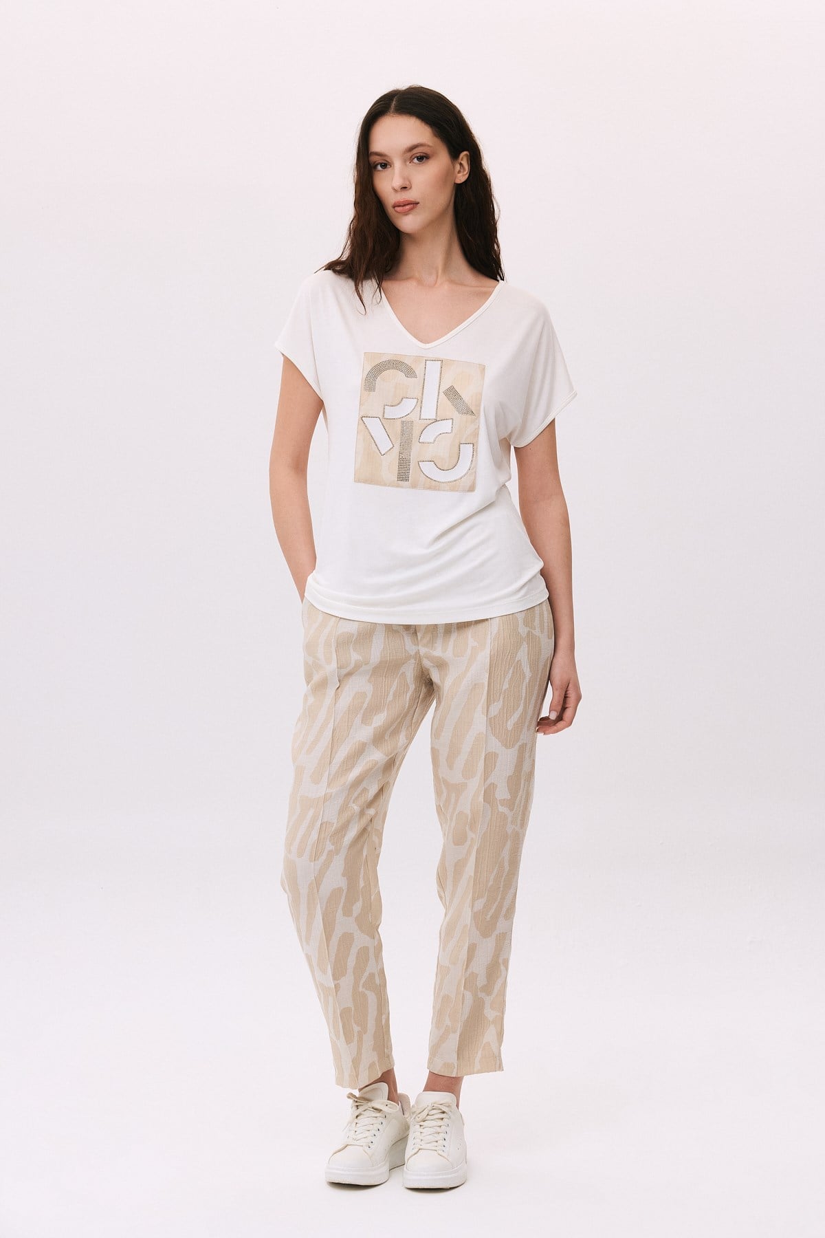 V Yakalı Peçli Geometrik Taşlı T-Shirt