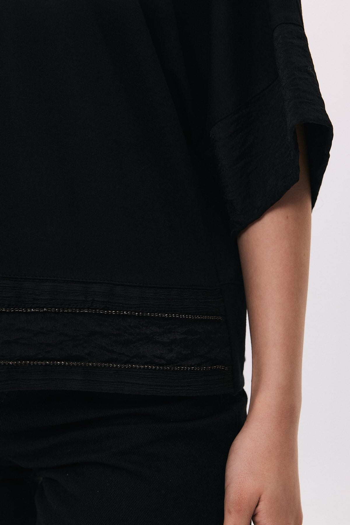 Yarasa Kol Şerit Boncuk Detaylı T-Shirt