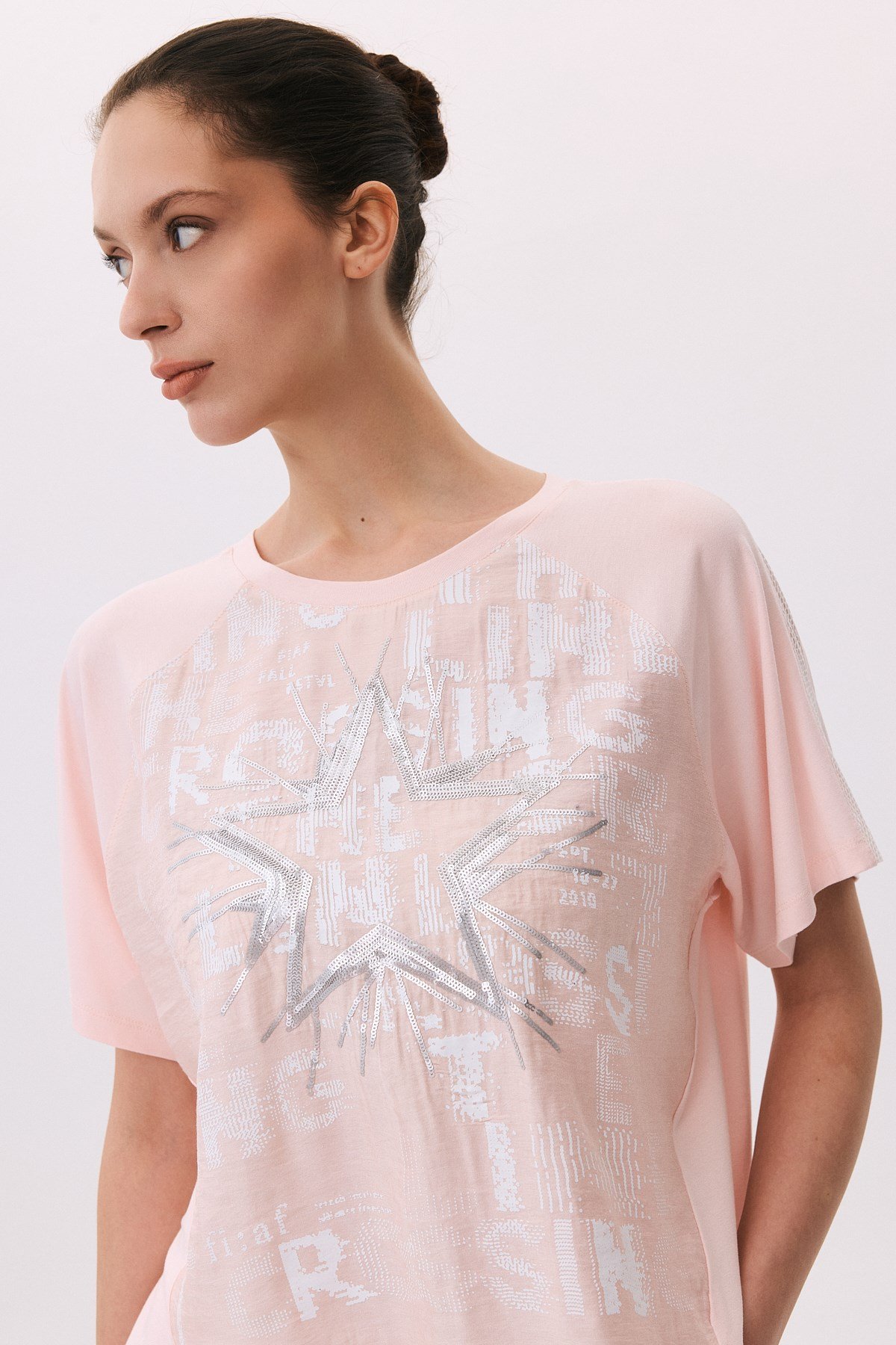 Yıldız Nakışlı Harf Baskılı T-Shirt