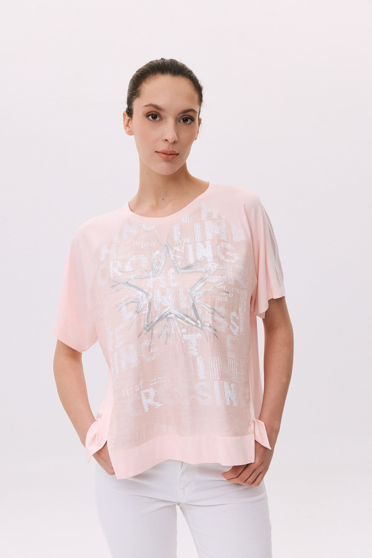 Yıldız Nakışlı Harf Baskılı T-Shirt